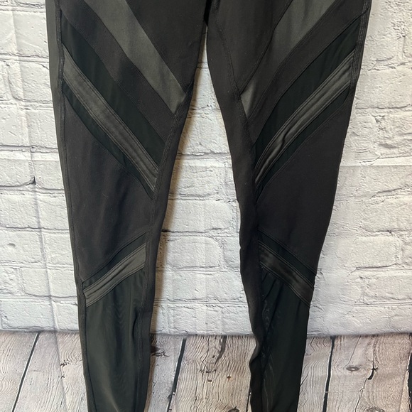 ALO YOGA EPIC LEGGING IN BLACK - Picture 5 of 10